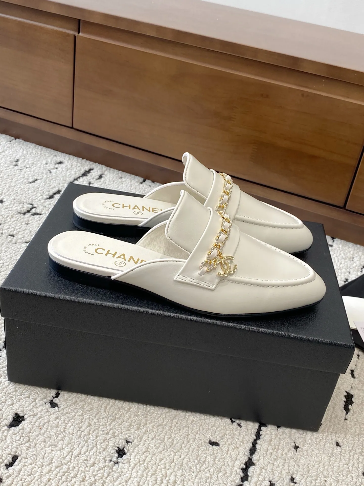 👟👟Ex-factory price 560👟👟 🍀CHANEL｜Chanel Chanel 25C early spring new product, chain buckle low-heeled pointed toe flat slippers, full of retro style, elegant shoe shape, very pleasing to look at. The pointed toe makes the feet become thinner and looks slender. The classic chain double C buckle is paired with a thick heel design. The shoe shape is particularly stylish and stylish. The upper is very elegant. The upper is made of top-grade lambskin and the lining is silk sheepskin. It is super comfortable. Italian imported cowhide outsole. Size: 35-39 (40/41 customized) 👉 👉 👉